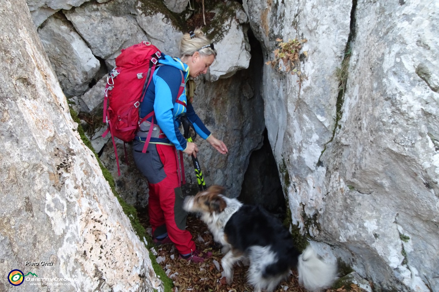 18 La fenditura nella montagna sale insieme al sentiero.JPG